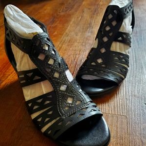 Earth womens petal black full grain leather sandal